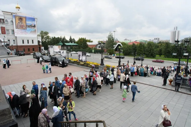 Мощи святителя Спиридона Тримифунтского в Храме на крови. Екатеринбург, паломники, очередь, паломничество