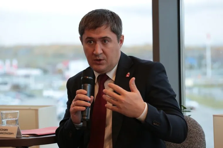 Пресс-конференция с участием губернатора в аэропорту. Пермь