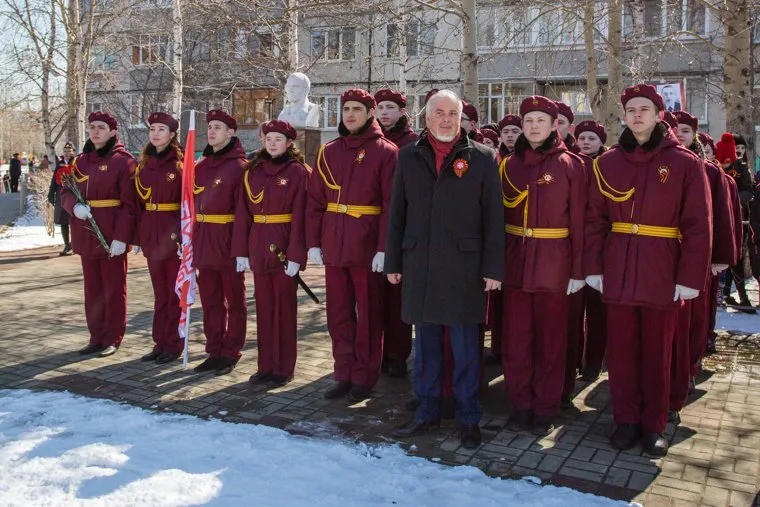 Глава города Вадим Шувалов. Сургут , глава сургута, шувалов на фоне ленина