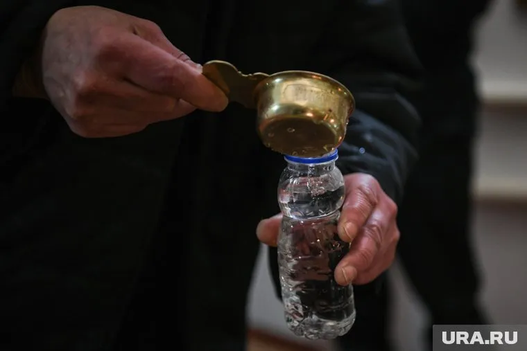 Набрать святую воду в храмах Челябинской области можно до 27 января (архивное фото)
