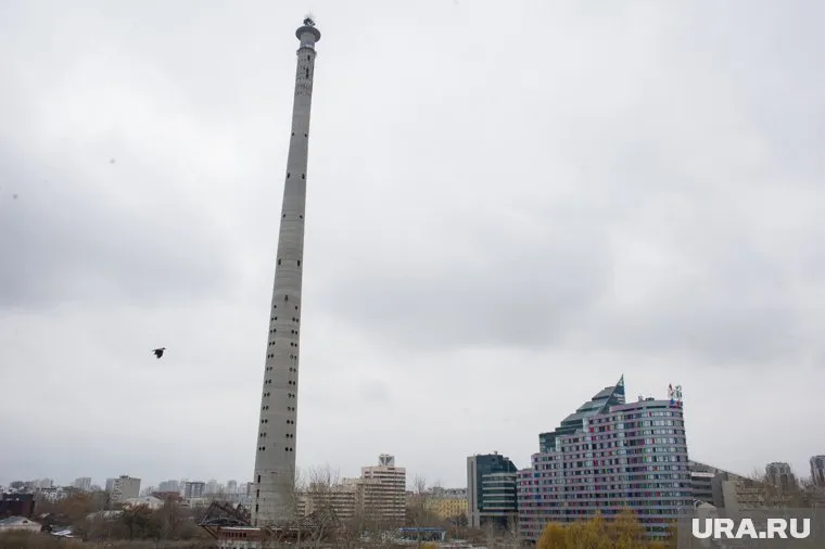 «Артек» (справа) — ближайший жилой дом к снесенной башне