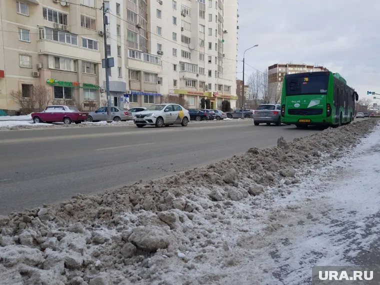 Грязный снег на обочинах — общегородская проблема (фото сделано на улице Фурманова)