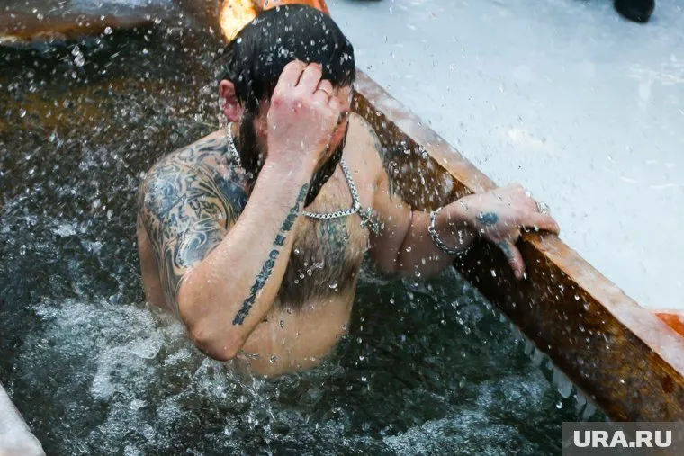 Нырять в прорубь без подготовки — это удар по организму, отметил Александр Мясников