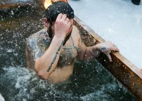 Доктор Мясников пояснил, кому опасно нырять в прорубь на крещение