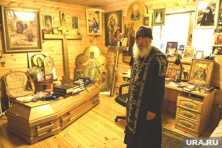 В келье старца гроб служил, в том числе, столом