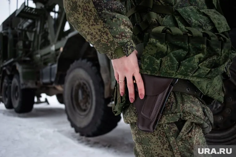 Военная машина напротив ДК «Нефтяник» обеспечивает связь