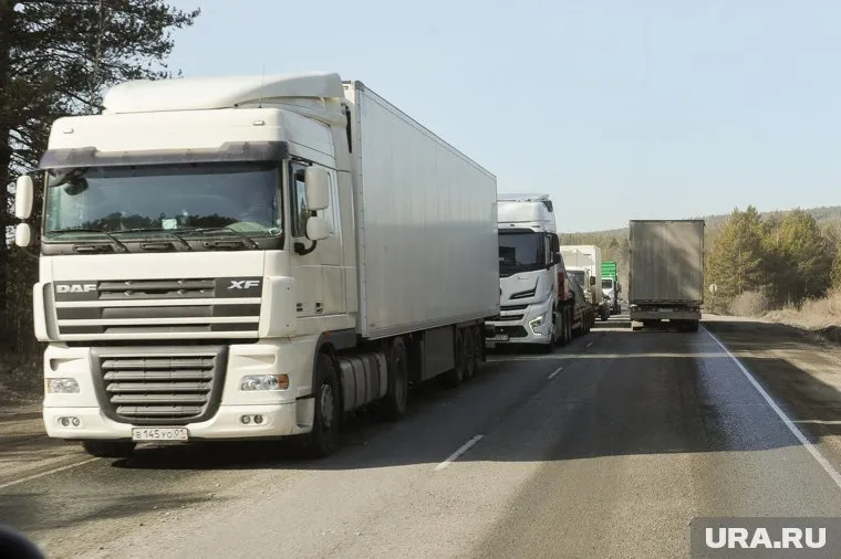 Дальнобойщики сутками стоят в пробке под Ашой