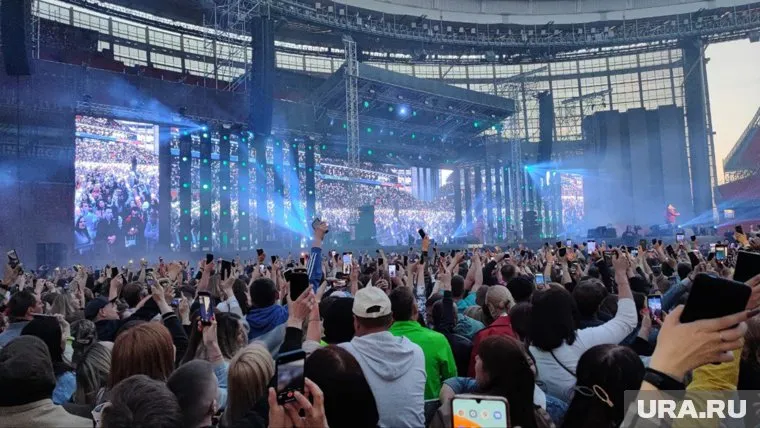 Сергей Жуков оставил екатеринбурженке автограф на футболке после концерта