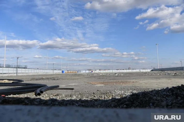 Корреспондент URA.RU не заметил рабочих на площадке