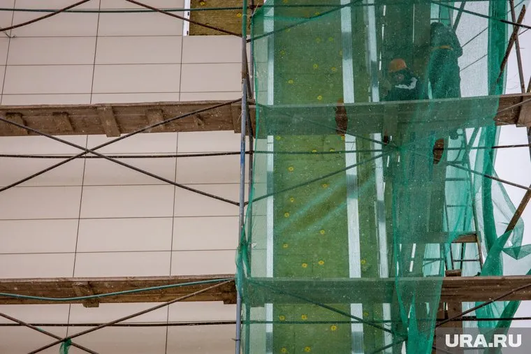 Жители Ханты-Мансийска беспокоятся за безопасность из-за разрушающегося фасада