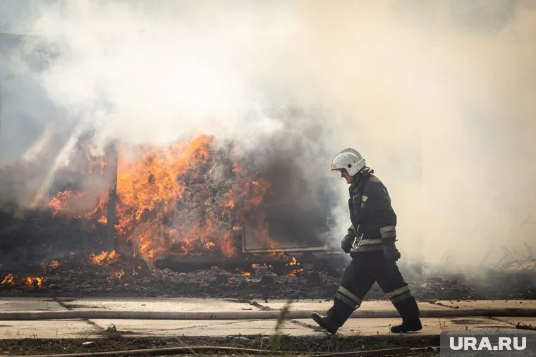 Порядка 50 спасателей занимаются ликвидацией пожара в Первомайском (архивное фото)