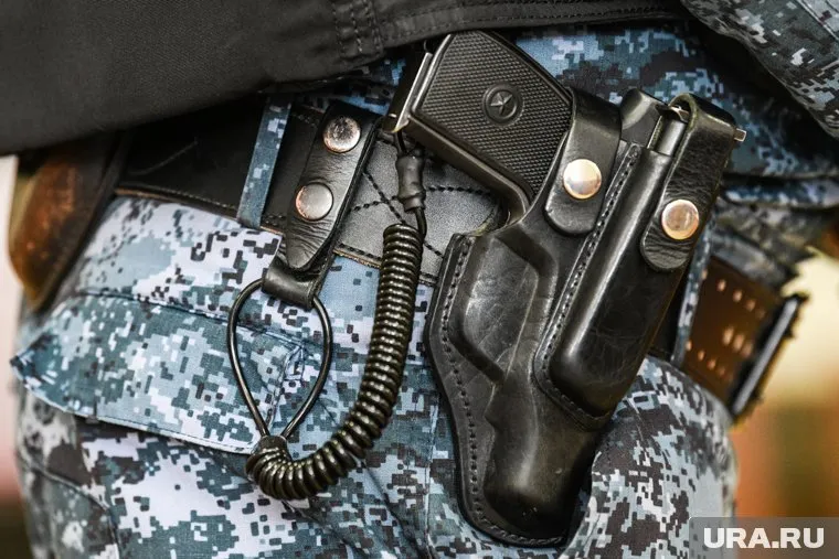 Силовика ранили во время штурма квартиры