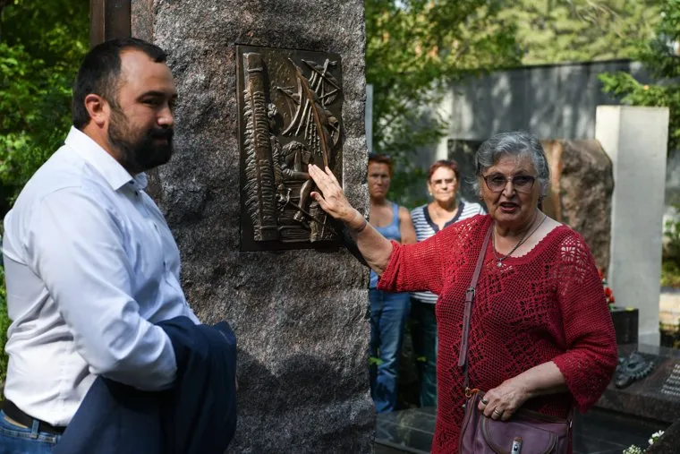 Могила Владислава Крапивина. Екатеринбург