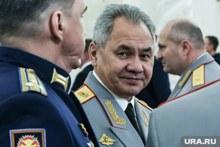 Сергея Шойгу торжественно встретили в КНДР и вручили ему цветы