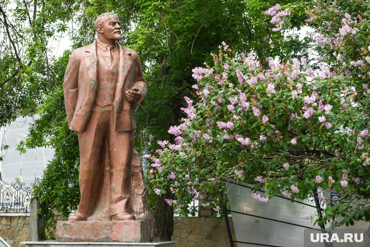 Куда пропал памятник Ленину из сквера у Кургансельмаша. Фото