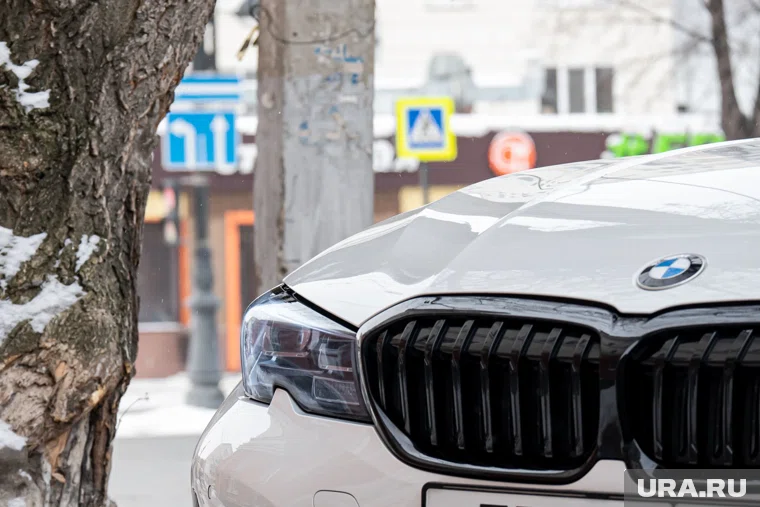 Водитель иномарки разрушил часть моста (архивное фото)