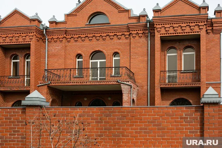 В столице Урала за 110 млн рублей продается дом с прудом и зимним садом