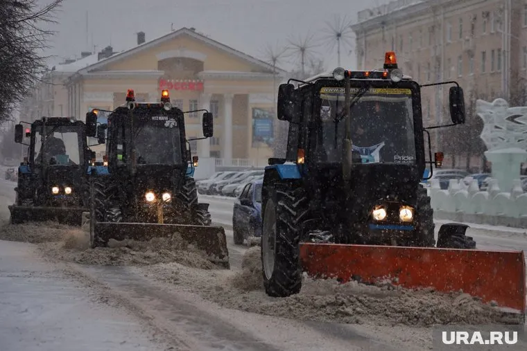В Кургане убирают последствия снегопада