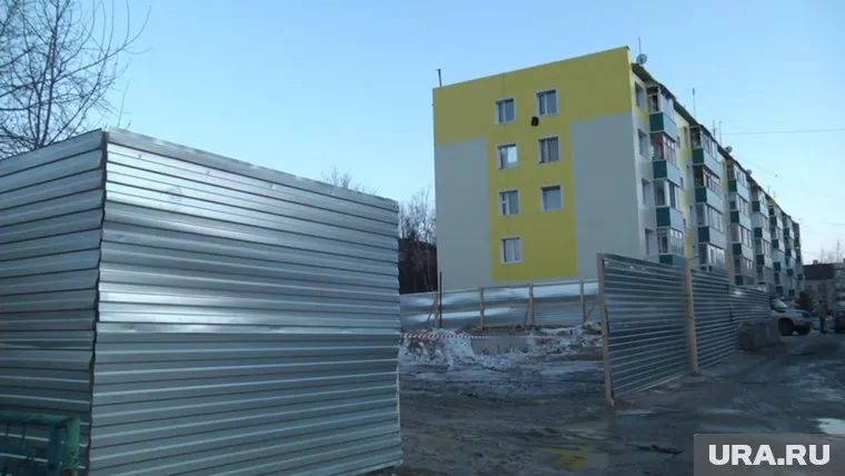 Так выглядел огороженный участок под застройку в начале мая