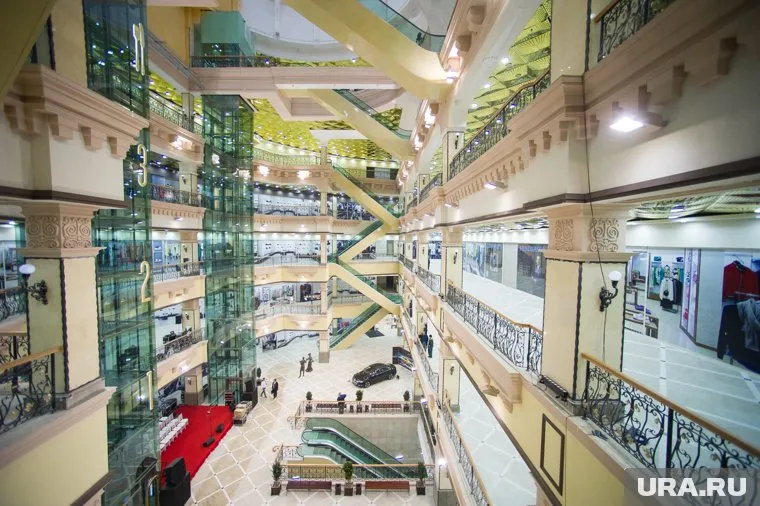 Собственники универмага "Дом ленинградской торговли" передали его закрытому паевому инвестиционному фонду (фото из архива)