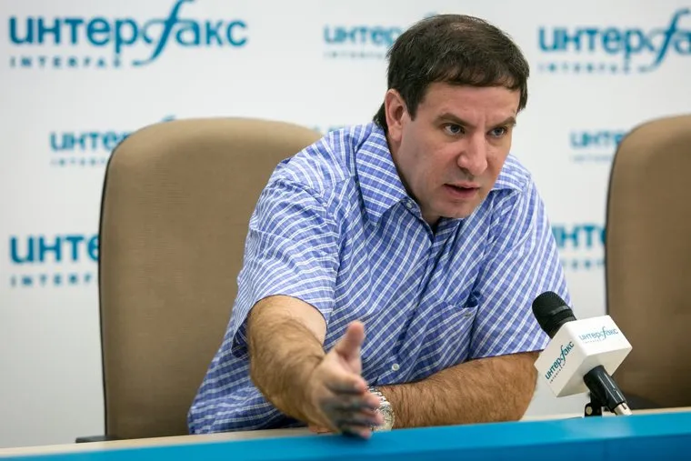Пресс-конференция "Партии пенсионеров", Интерфакс. Москва, юревич михаил, жест рукой