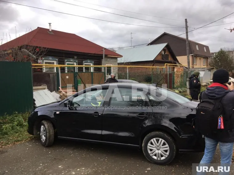 Территорию дома осматривают следователи