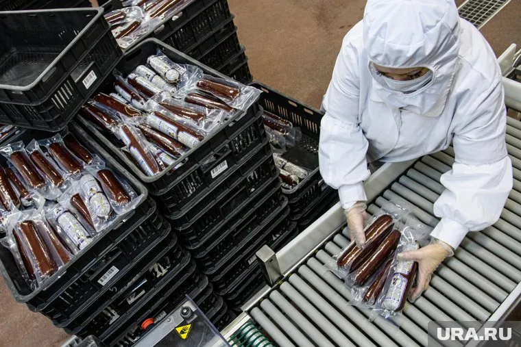 Работа предполагает упаковку колбасных изделий (архивное фото)