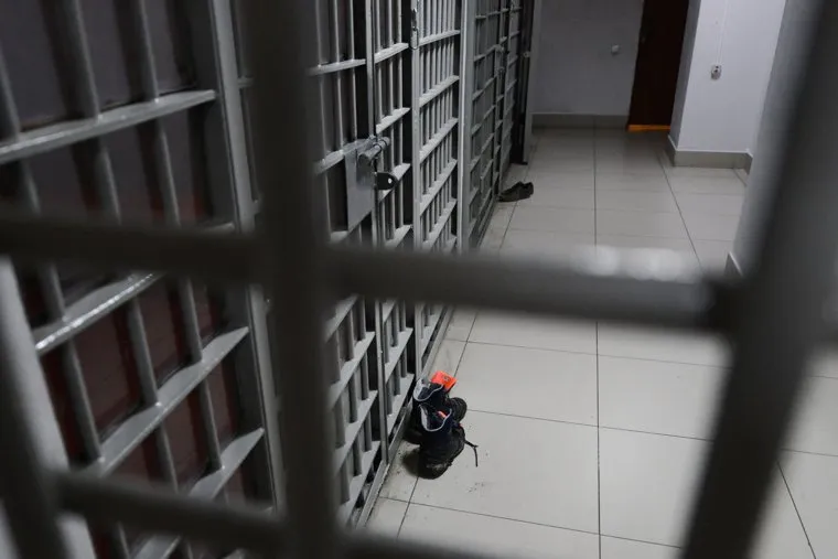 Операция "Бомж" полиции Калининского района. Челябинск, клетка, арест, тюрьма, решетка, преступник, кпз, задержание, обезьянник, ивс