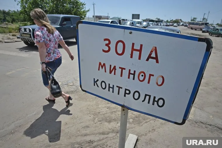 Украинцы сбегают из страны после разрешения на выезд за границу (архивное фото)