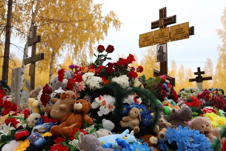 В Кировграде прощаются со зверски убитыми матерью и ее детьми. 