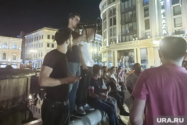 Демонстранты начали использовать петарды и фейерверки