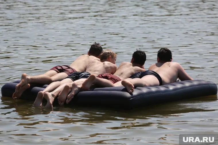 Купальщики захватили даже те водоемы, где заходить в воду запрещено
