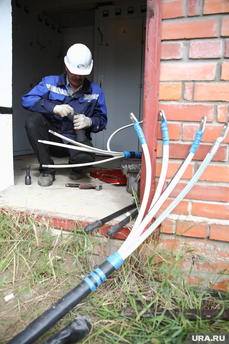 Чтобы найти повреждение кабеля и подать напряжение по резервной схеме, необходимо до полутора часов