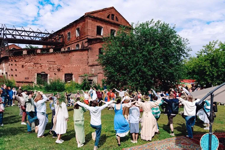 Гости праздника устроят большой хоровод и обнимут завод