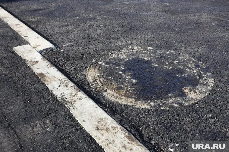 К приезду Путина рабочие решили обновить асфальт необычным способом