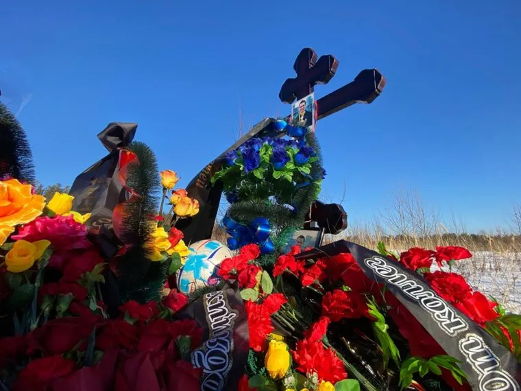 На могилу Яну Журавлеву принесли мячик