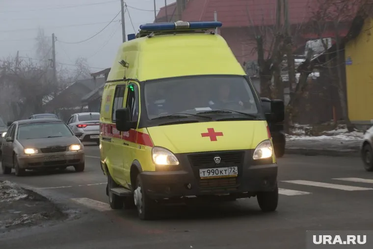 На место ДТП приехала машина скорой помощи (архивное фото)