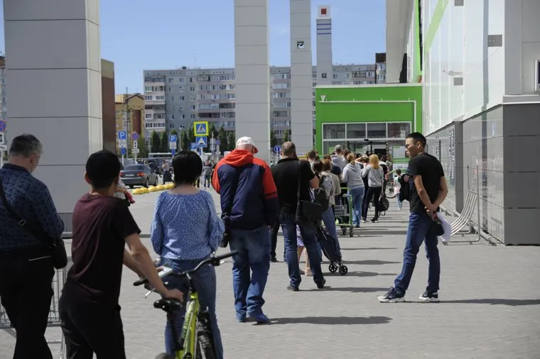 Очередь в магазин Леруа Мерлен. Тюмень