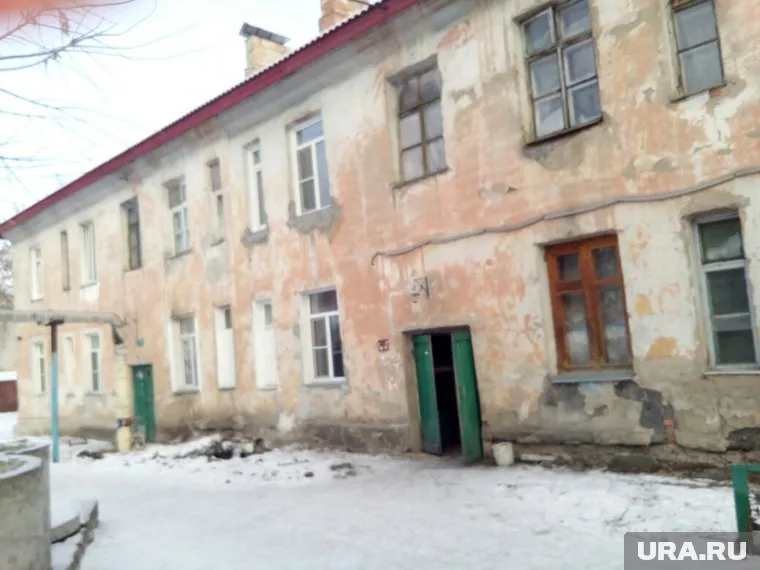 В разваливающемся доме 1953 года постройки, где проживают 11 семей, провели капитальный ремонт крыши
