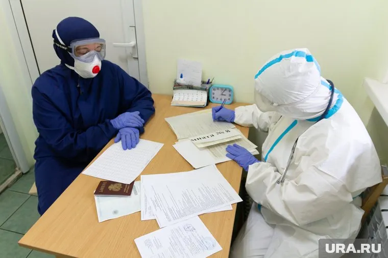 Зараженные «Омикроном» чаще болеют легкой формой COVID, сказал Владимир Чуланов