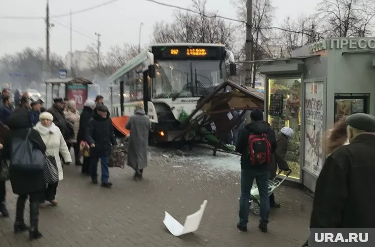 Автобус получил серьезные повреждения