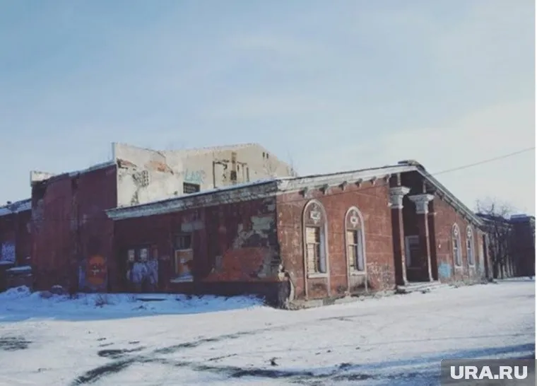 Так заброшенный кинотеатр выглядел до сноса