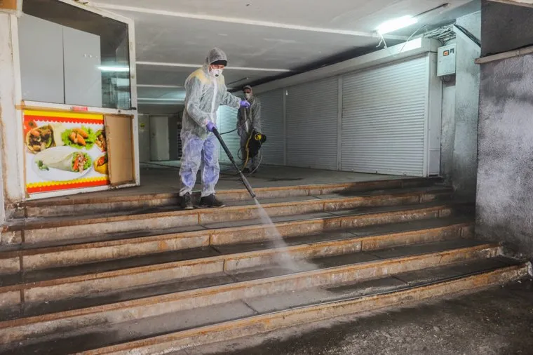 Санитарная обработка подземного пешеходного перехода. Челябинск