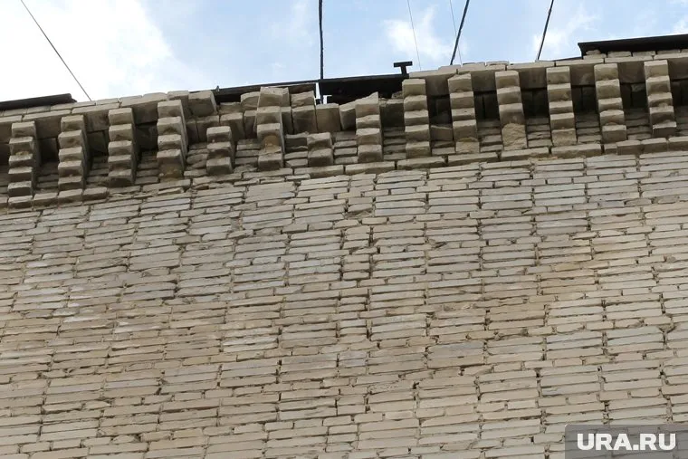 В здании колледжа обрушилась часть внешней кирпичной стены (архивное фото)