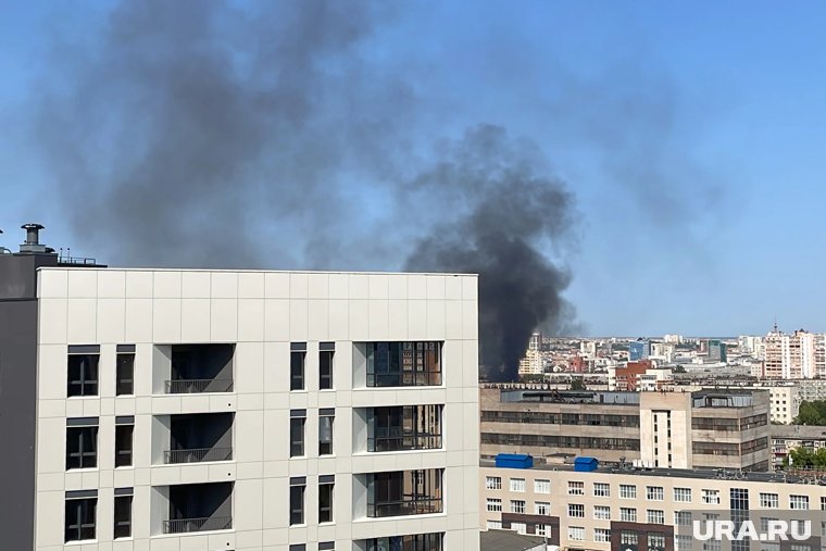В Кургане полыхает строящийся жилой комплекс. Фото, видео