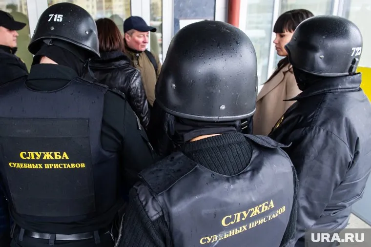 Частные приставы могут получить право к доступу персональных данных должников, арестовывать их имущество