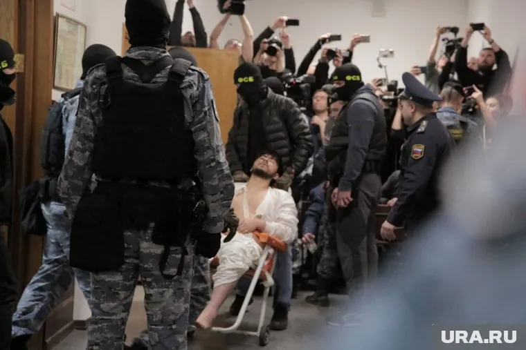 Файзова сопровождает медик