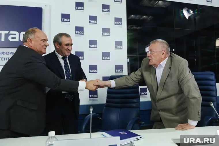 Геннадий Зюганов (слева) и Владимир Жириновский (справа) участвуют в выборах президента более 20 лет, но впервые между ними столь напряженная борьба