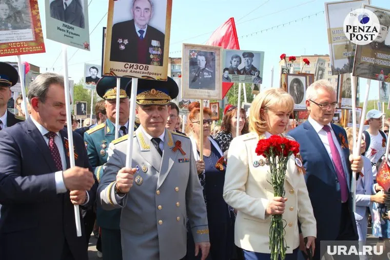 Сергей Сизов (второй слева) возвращается в Челябинск