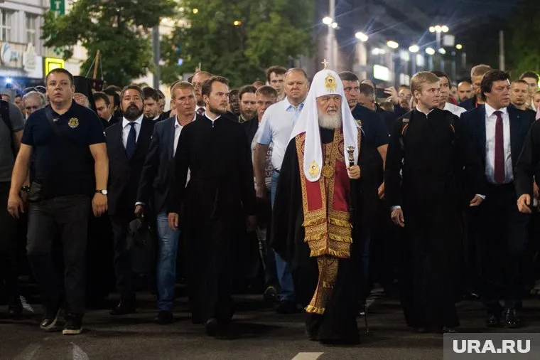 Патриарх Кирилл и уральские VIP прошли крестным ходом со 100 тысячами верующих